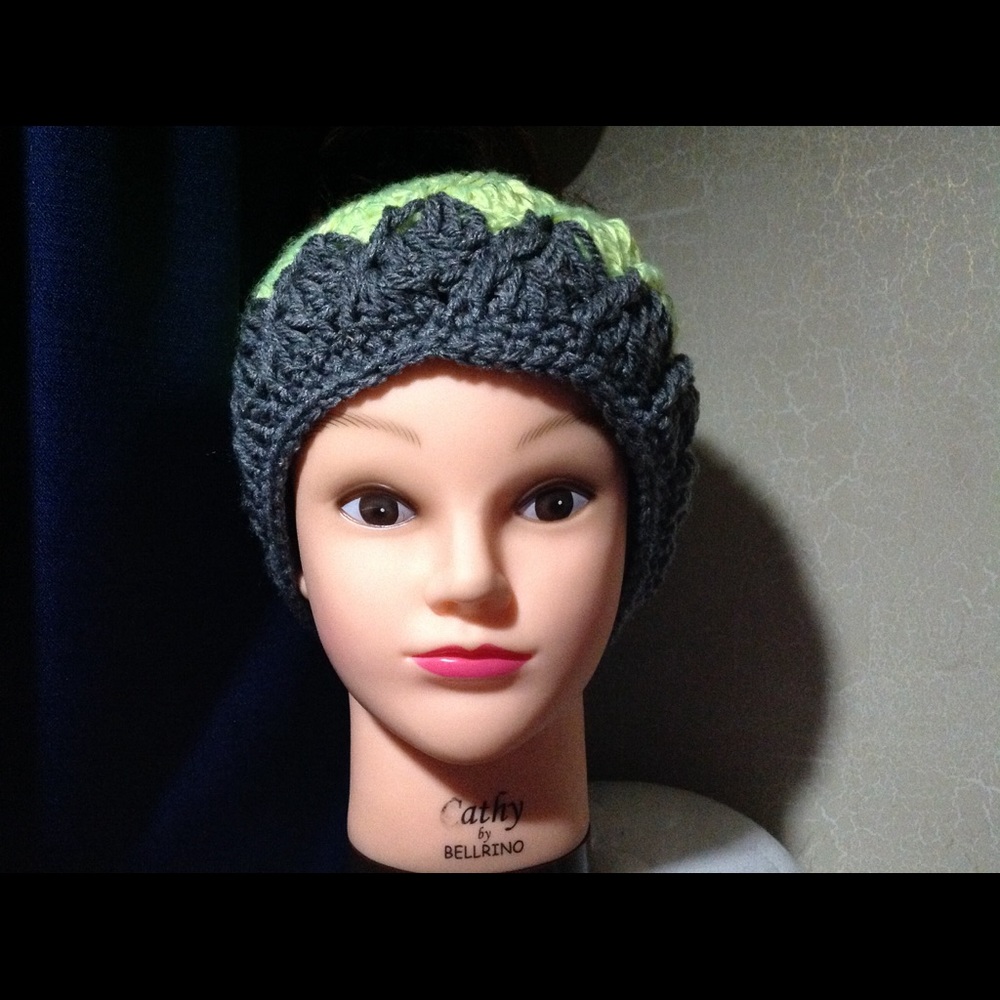 Crochet messy bun/ponytail beanie NWOT